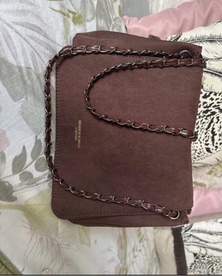 Bolso Marrón con Asa de Cadena