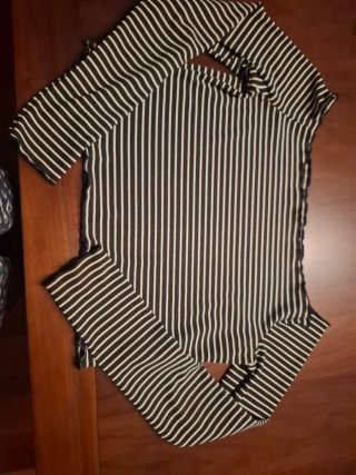 Camiseta de rayas blancas y negras
