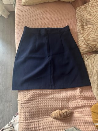 Falda corta azul marino Dazy. Da poca talla