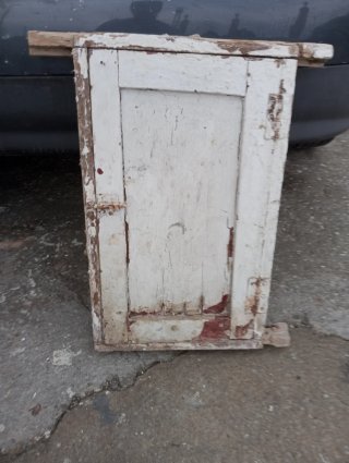 Ventana antigua de madera con rejas
