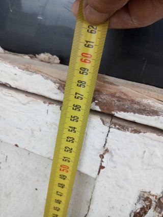 Ventana antigua de madera con rejas