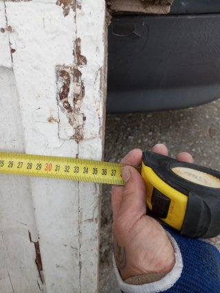 Ventana antigua de madera con rejas