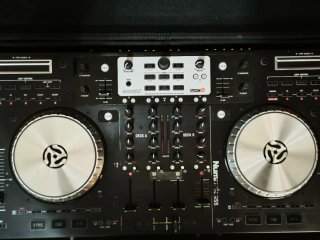 Controladora DJ Numark NS6 con Flightcase