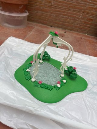 Arco decorativo da giardino con fiori