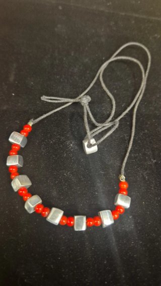 Collar Cuentas Rojas y Cubos Plateados