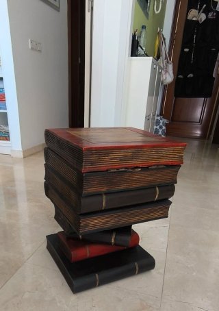 Mesa auxiliar diseño pila de libros