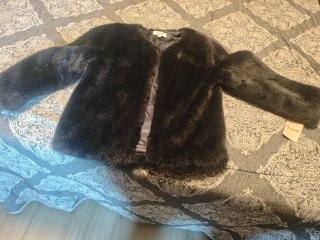 Chaqueta de pelo sintético negra