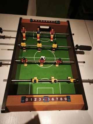 Futbolín de mesa compacto