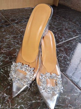 Zapatos de tacón con pedrería