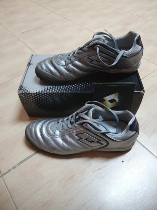 Botas de fútbol Lotto plateadas