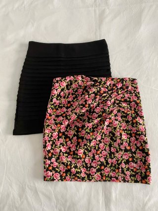 Lote de 2 faldas tubo Zara floral rosa y F&C negra