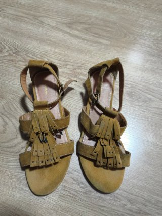 Sandalias de cuña color mostaza