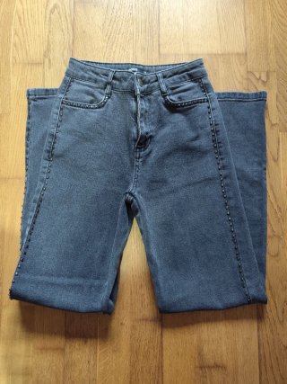 Pantalones vaqueros negro-gris con tachuelas