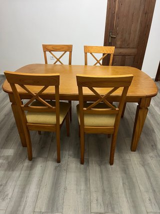 Conjunto de Mesa y 4 Sillas de Madera