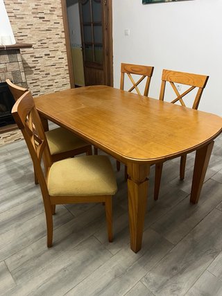 Conjunto de Mesa y 4 Sillas de Madera