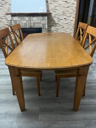 Conjunto de Mesa y 4 Sillas de Madera