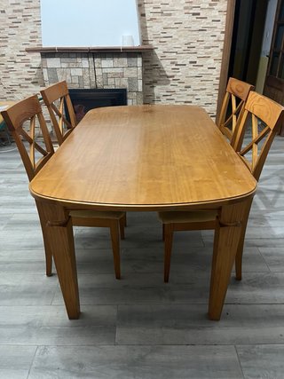 Conjunto de Mesa y 4 Sillas de Madera