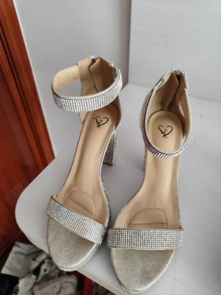 Zapatos de fiesta J. tacón alto con pedrería