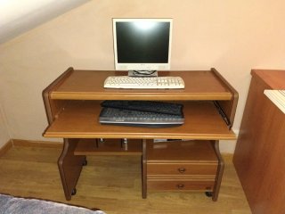 Mesa de ordenador con ruedas