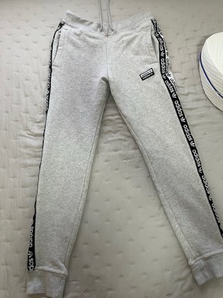 Pantalones Adidas grises con logo