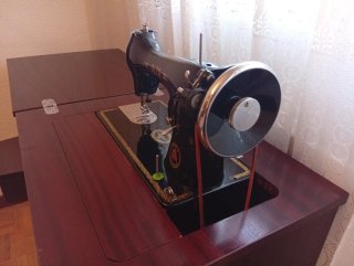 Máquina de coser antigua Alfa con mueble