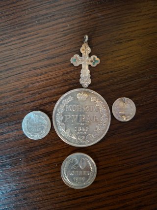 Lote de 3 Monedas Antiguas y Cruz