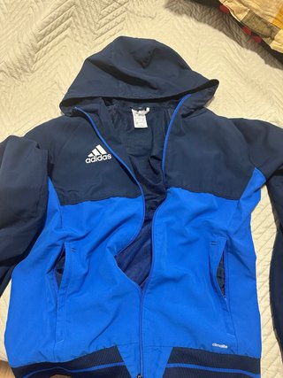 Chaqueta Adidas con capucha azul y negra