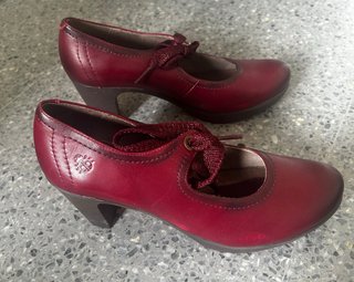 Zapatos yokono piel de tacón rojos con cordones.