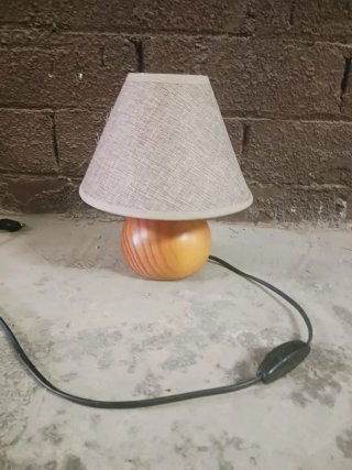 Lámpara de mesa con base de madera
