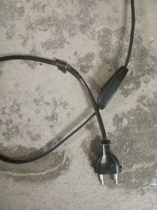 Lámpara de mesa con base de madera