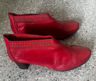 Zapatos de tacón rojos con tachuelas