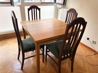 Tavolo da pranzo in legno con 4 sedie