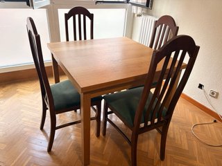 Tavolo da pranzo in legno con 4 sedie