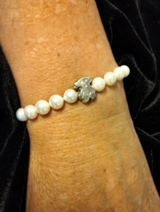 Pulsera Tous.Perlas sintéticas y osito de plata