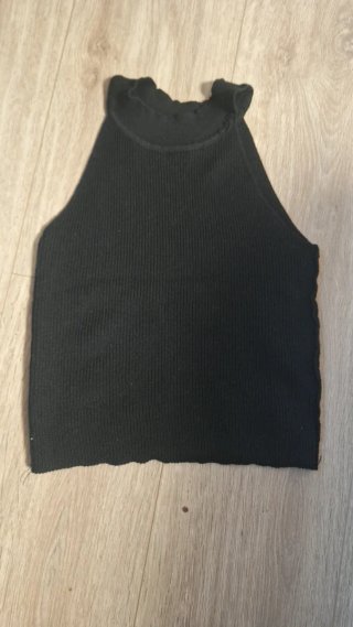 Jersey negro sin mangas con cuello halter