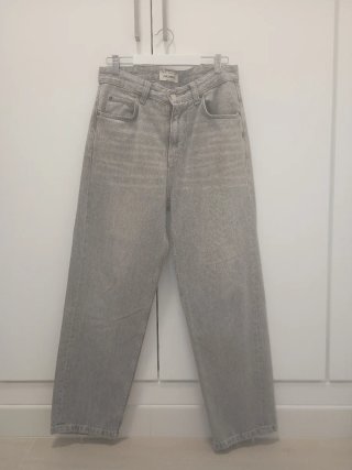 Pantalón vaquero Pull&Bear gris, talla 36.