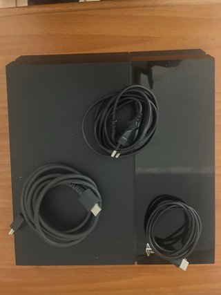 PlayStation 4 con mando y 2 juegos