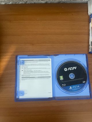 PlayStation 4 con mando y 2 juegos