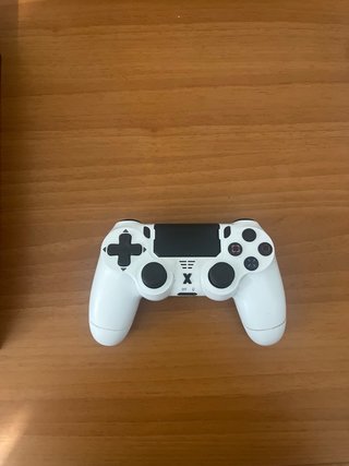 PlayStation 4 con mando y 2 juegos
