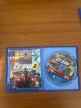 PlayStation 4 con mando y 2 juegos