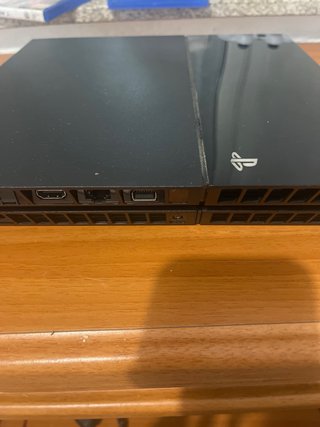 PlayStation 4 con mando y 2 juegos