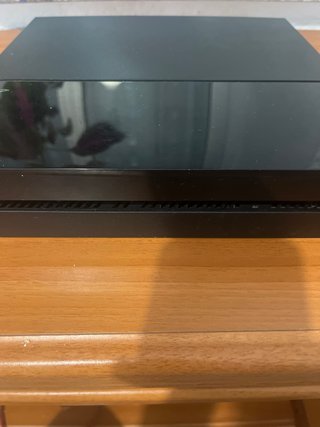 PlayStation 4 con mando y 2 juegos