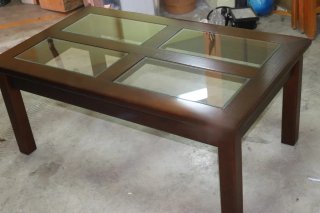 Mesa baja de salón de madera y cristal