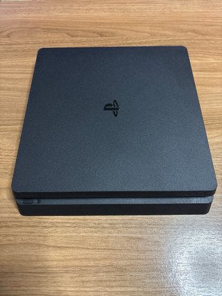 PS4 Slim 500 GB + 2 mandos + cables