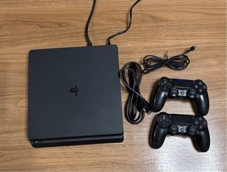 PS4 Slim 500 GB + 2 mandos + cables