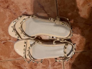 Sandalias Shein Beige con Tachuelas