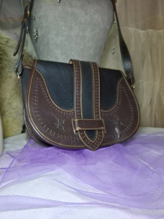 Bolso de piel marrón y negro