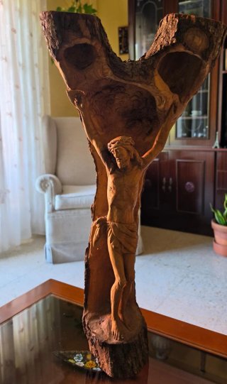 Figura de Cristo tallada en madera de nogal