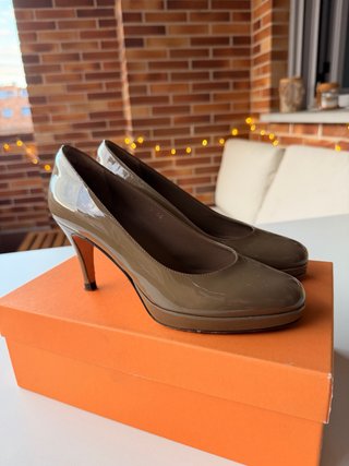 Zapatos tacón charol Acosta verde topo talla 36