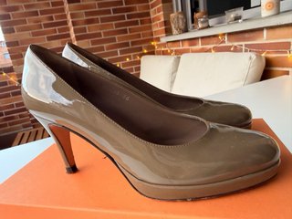 Zapatos tacón charol Acosta verde topo talla 36